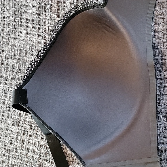 Uniqlo beautiful black eyelet lace wireless bra, 34/36DDD - Picture 6 of 7